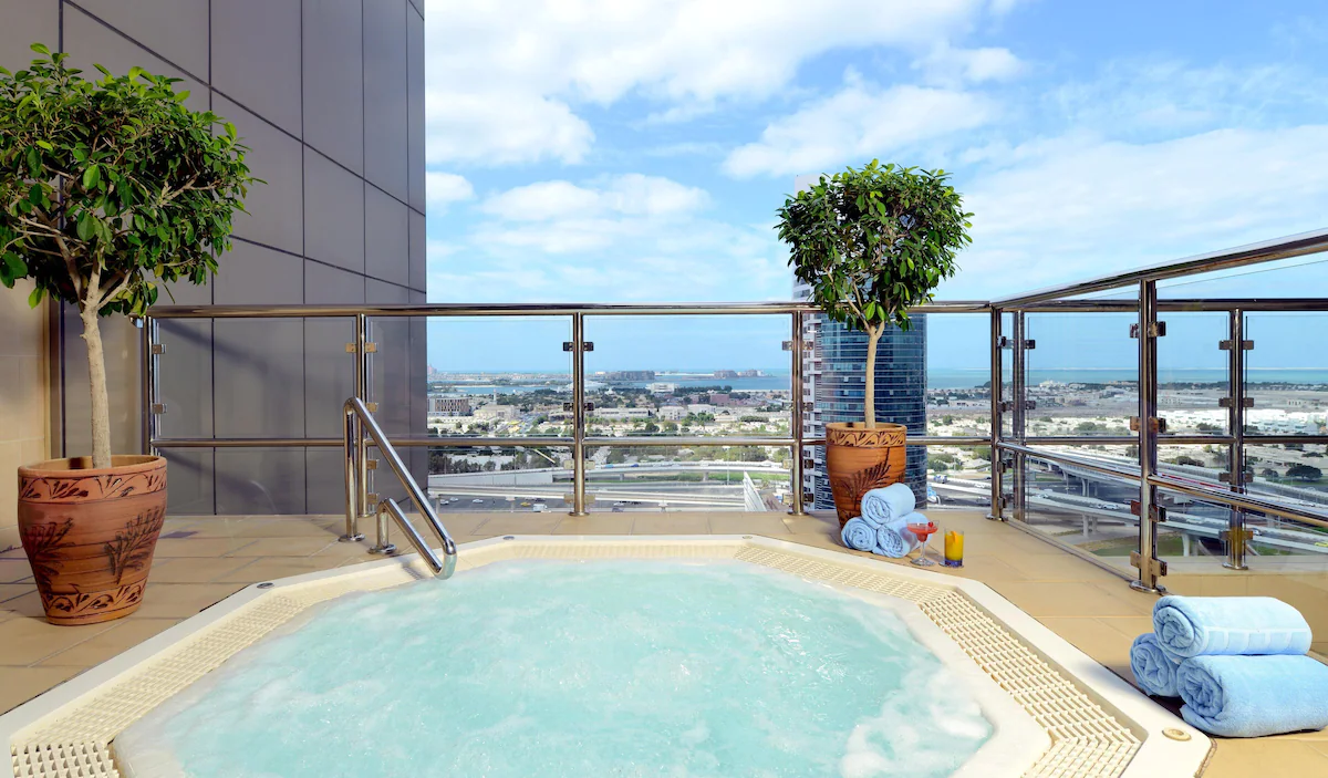 استخر هتل گرند میلنیوم دبی